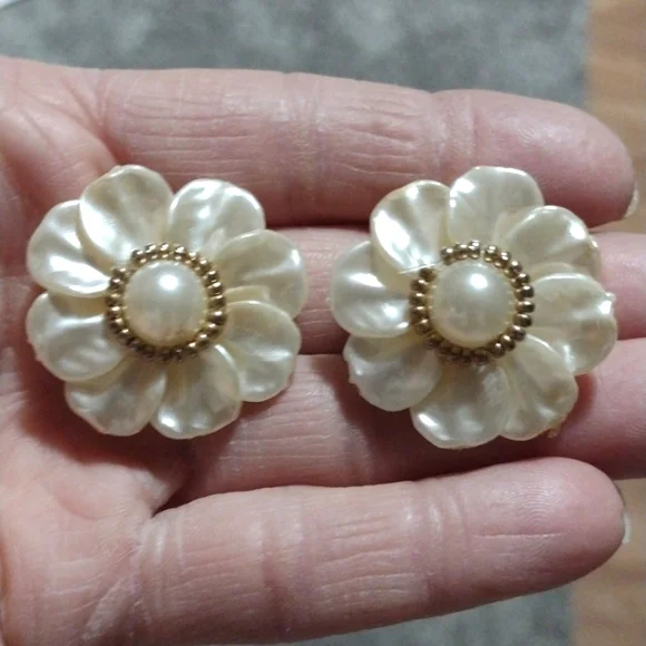 VINTAGE CLUSTERED IVORY SHELL FLORAL SILVER-TONE CLIP-ON DROP 1.2" EARRINGS - Picture 6 of 10